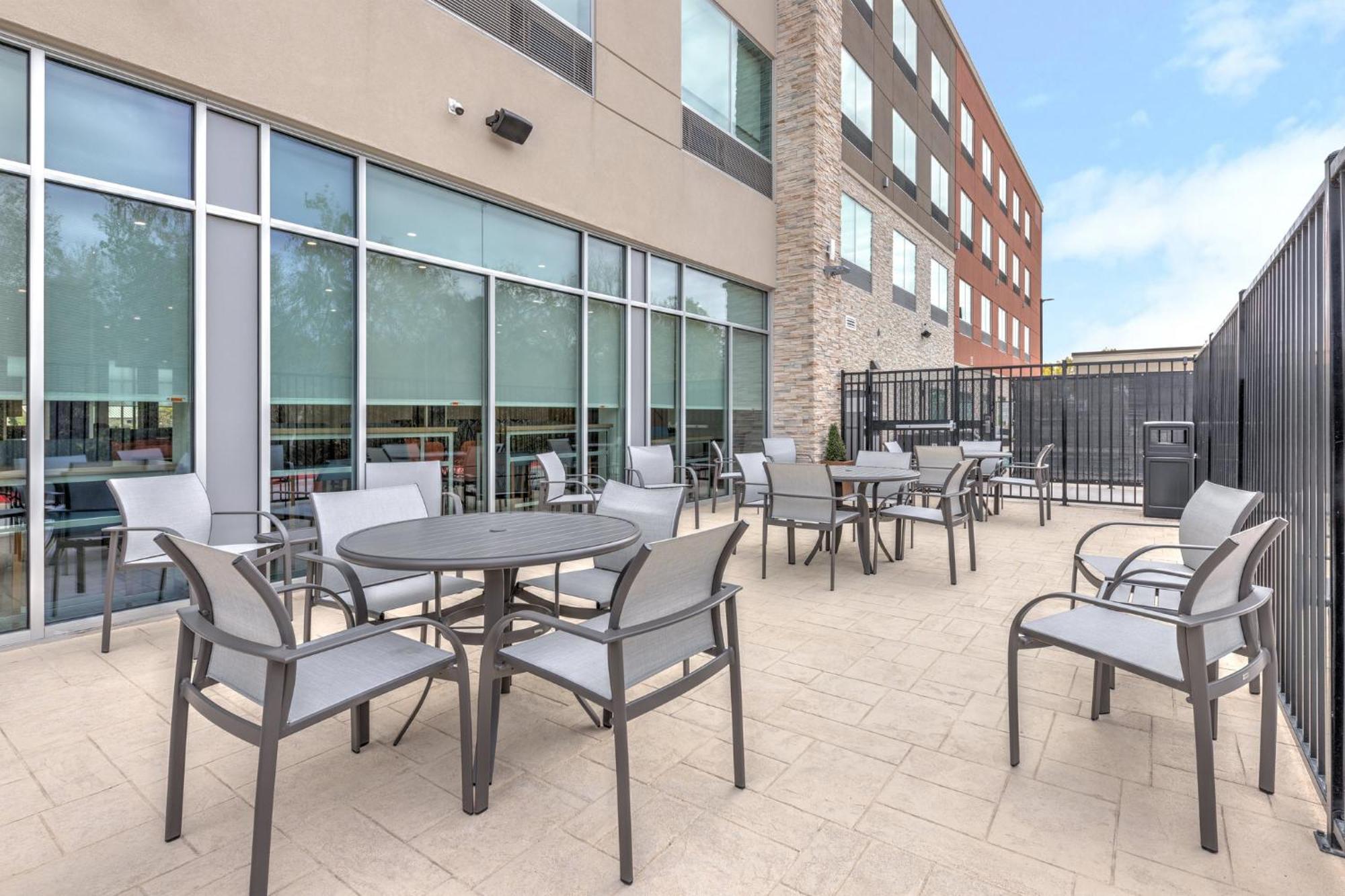 Holiday Inn Express & Suites Austin Airport East By Ihg Exterior photo