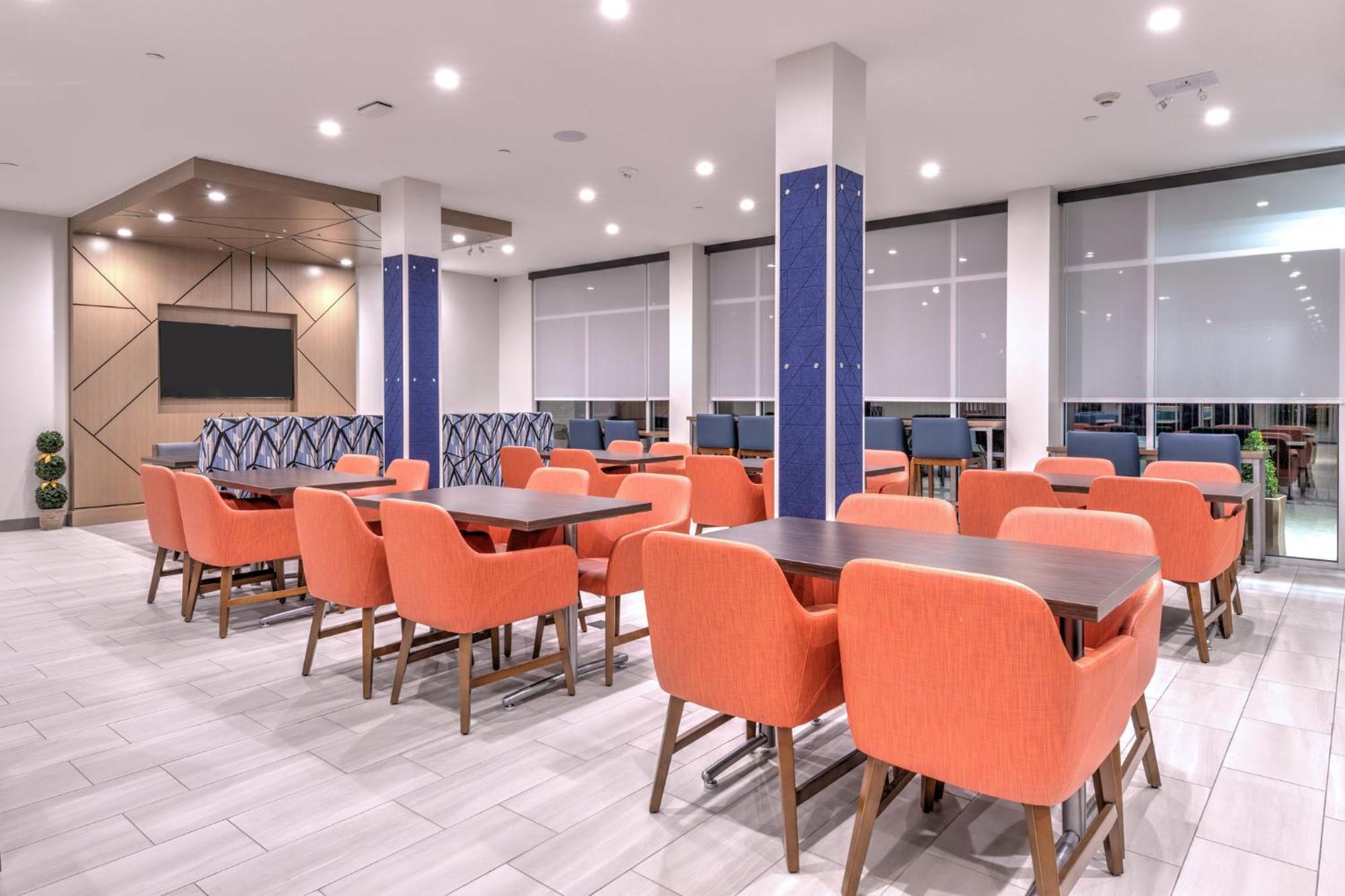 Holiday Inn Express & Suites Austin Airport East By Ihg Exterior photo