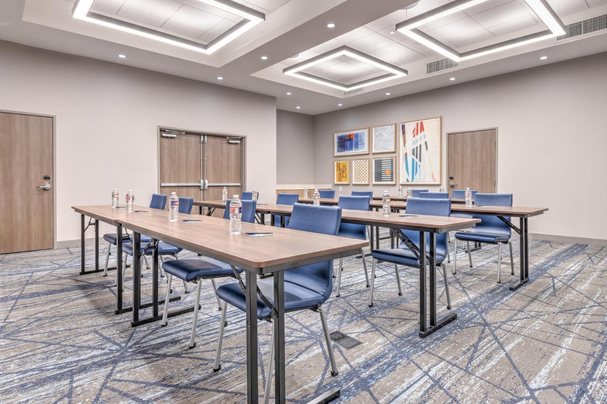 Holiday Inn Express & Suites Austin Airport East By Ihg Exterior photo