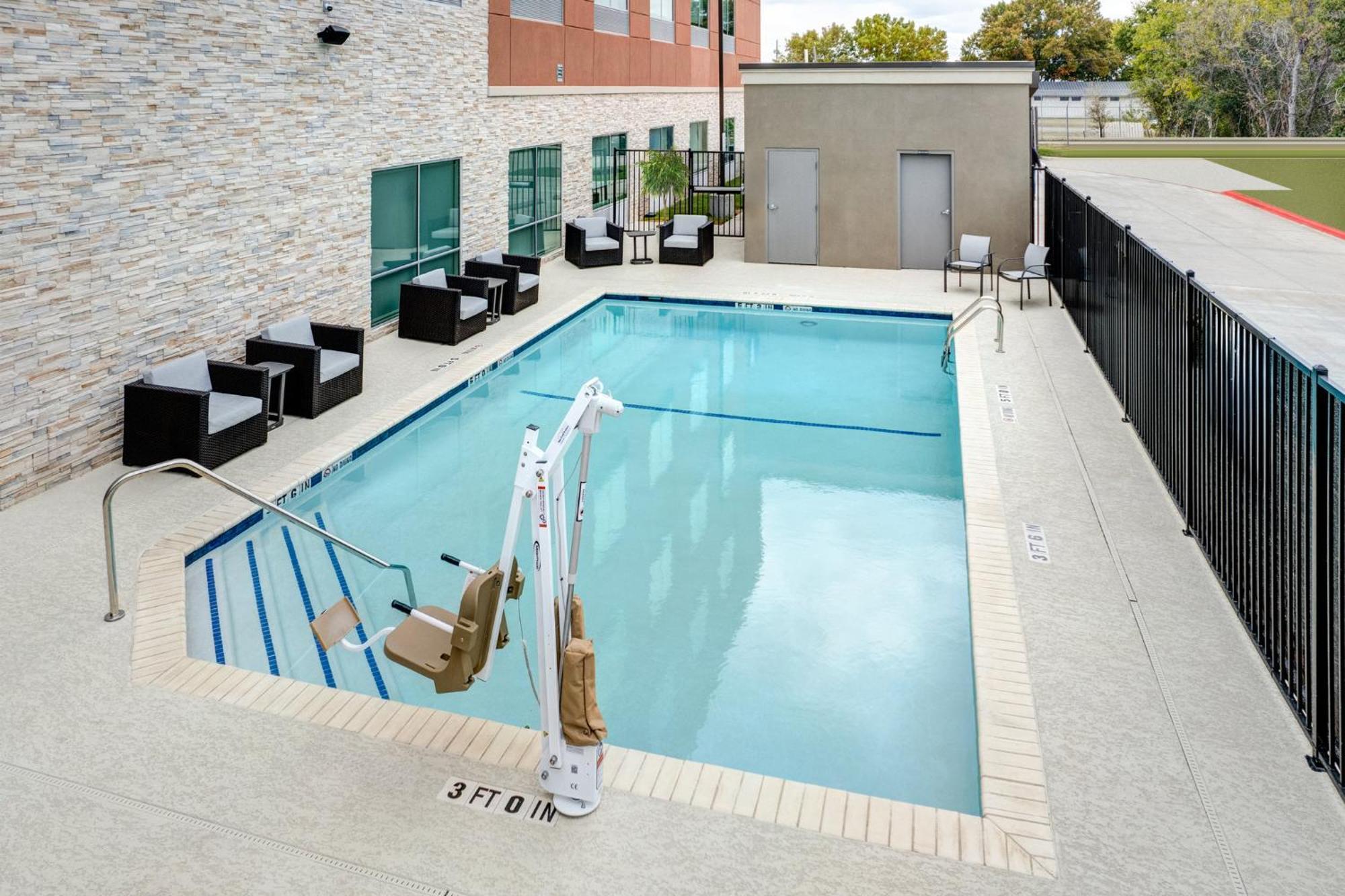Holiday Inn Express & Suites Austin Airport East By Ihg Exterior photo