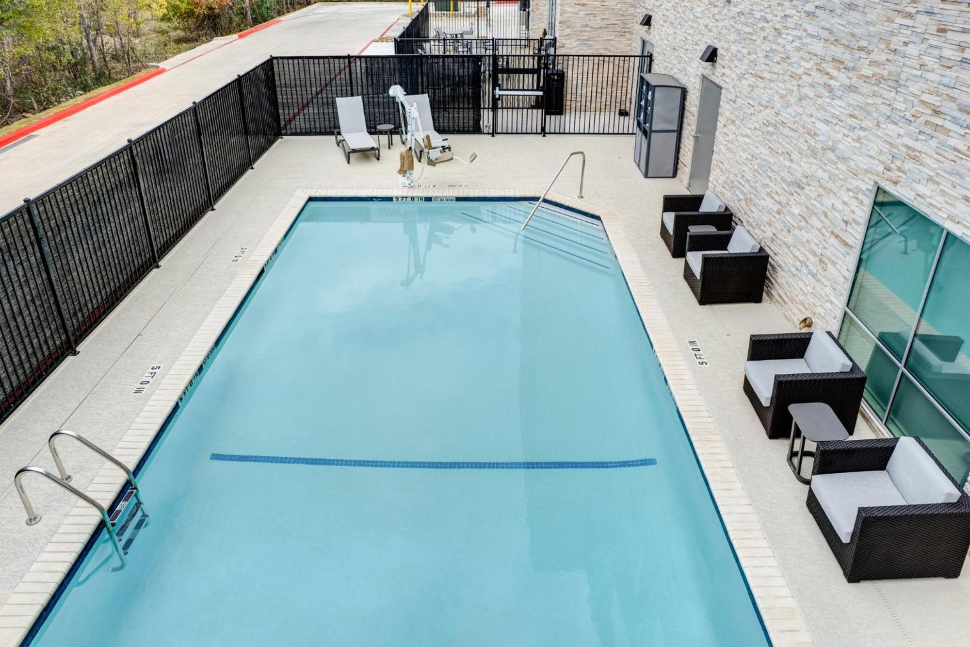 Holiday Inn Express & Suites Austin Airport East By Ihg Exterior photo