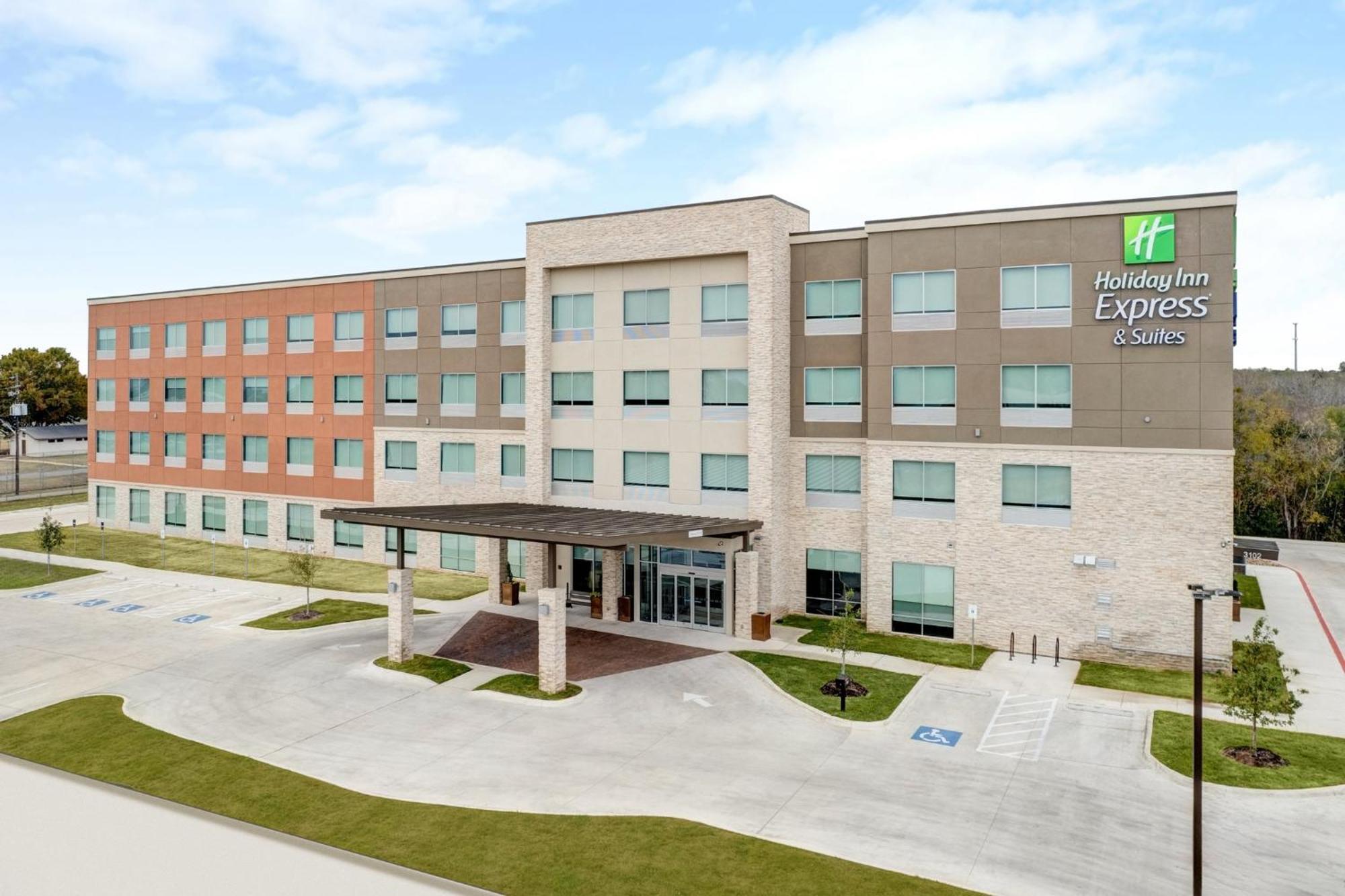 Holiday Inn Express & Suites Austin Airport East By Ihg Exterior photo