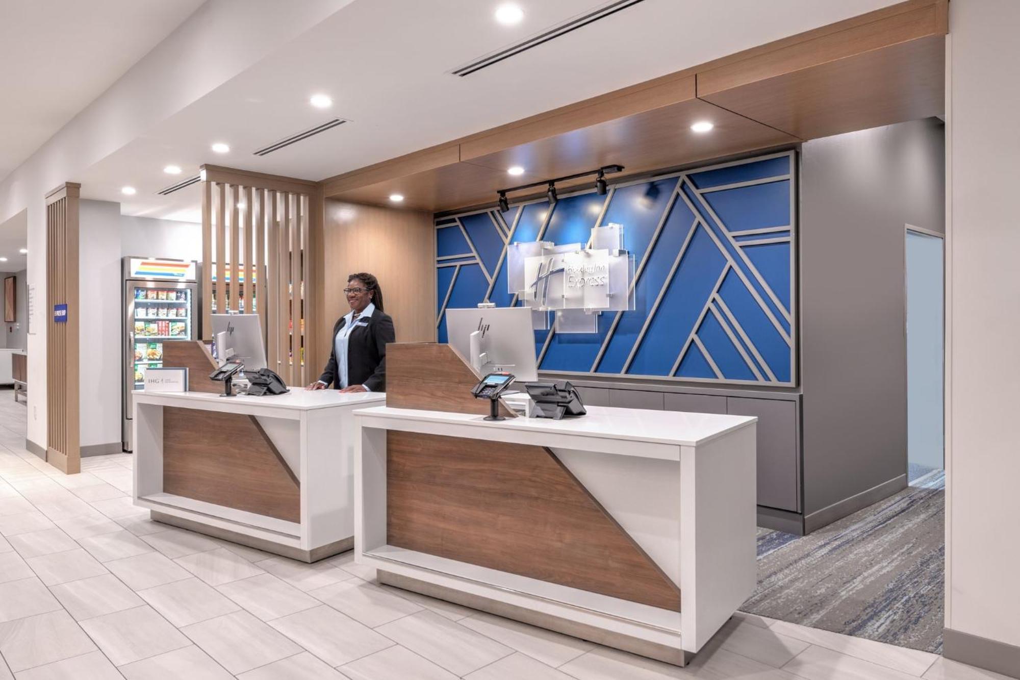 Holiday Inn Express & Suites Austin Airport East By Ihg Exterior photo