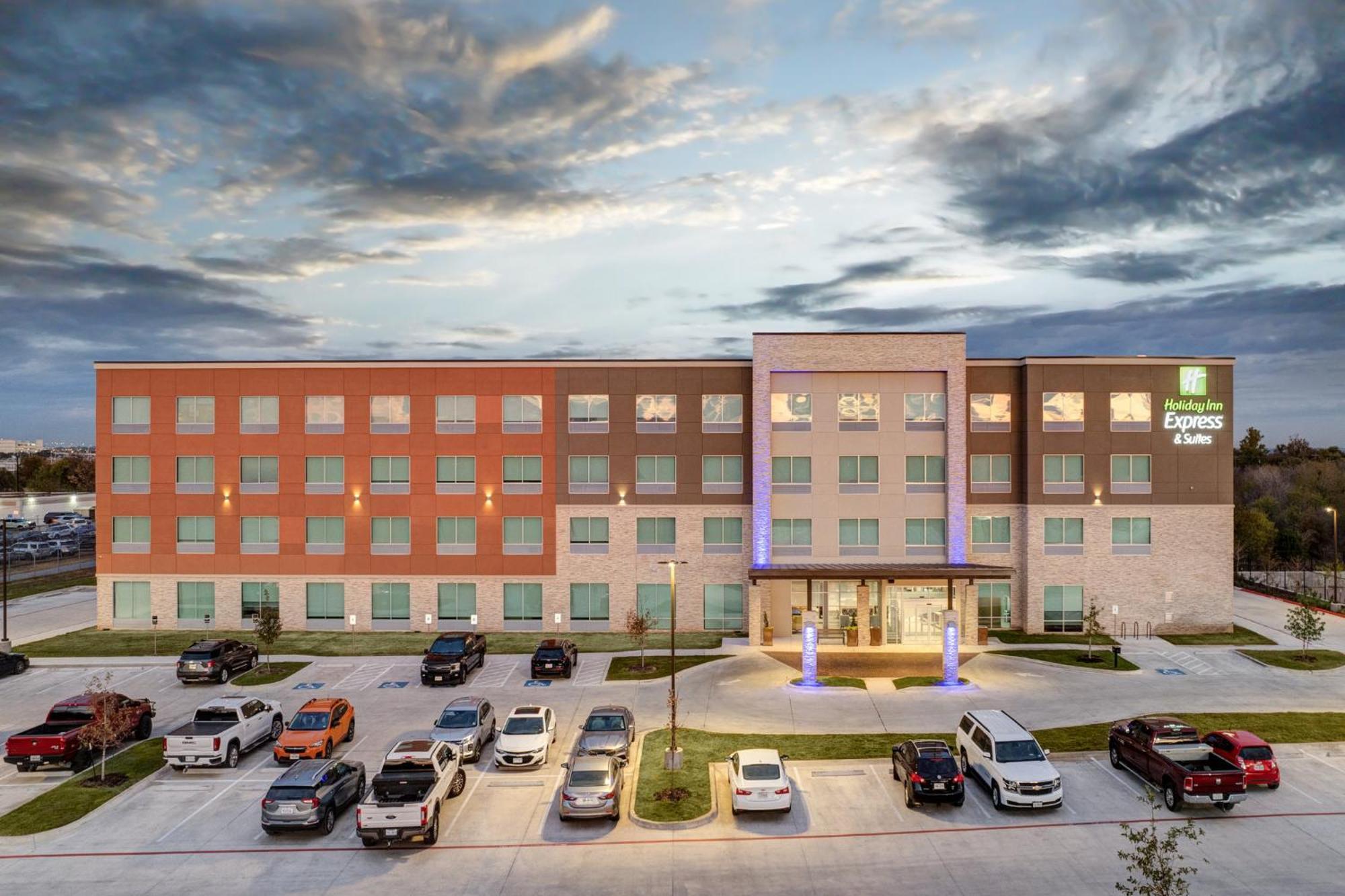 Holiday Inn Express & Suites Austin Airport East By Ihg Exterior photo