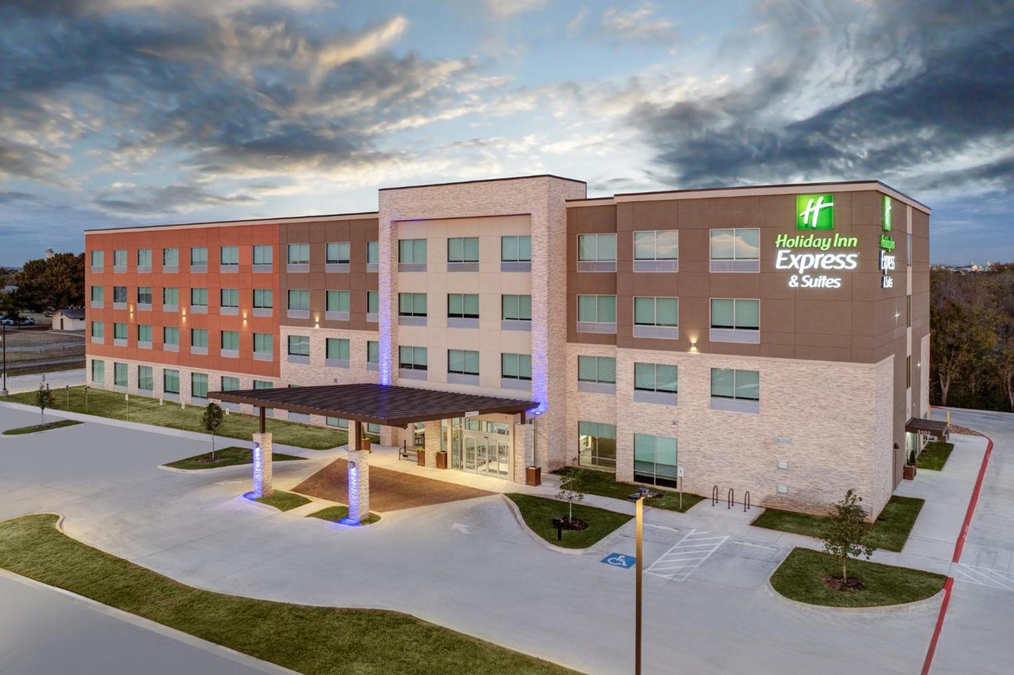 Holiday Inn Express & Suites Austin Airport East By Ihg Exterior photo